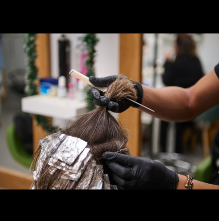 Техника за боядисване на коса, която повдига лицето и озарява тена: Фризьорите от Париж я обожават!