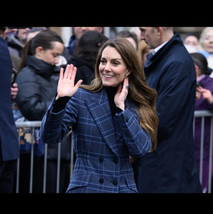 Когато Кейт свали палтото си, се роди нова тенденция за 2026 г.! „Бабиният стил“ никога не е изглеждал по-прекрасно и женствено.