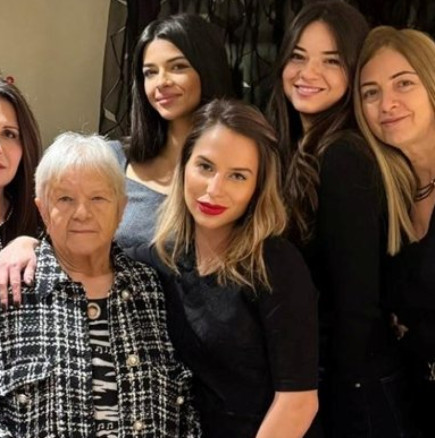 Жените от клана Живкови се събраха-Поводът е погачата за бебето