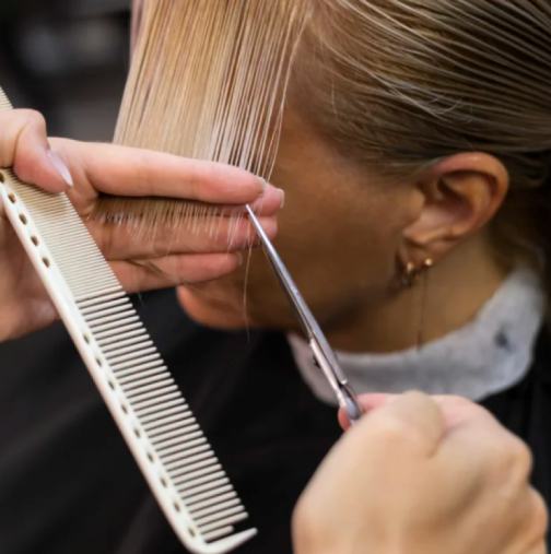 Дългият боб ще бъде най-големият хит през 2026 г. за жени над 50 години: Прическа, която визуално стяга лицето и придава обем