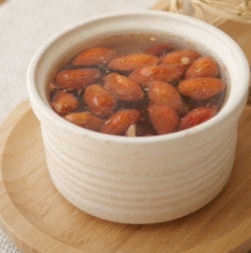 Подуване и тежест в стомаха и хронична умора-„Мислех, че е нормално след 40“: И тогава тя опита трика с 4 бадема и всичко се промени