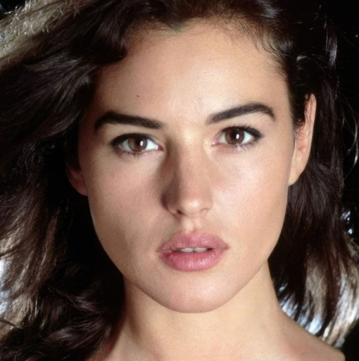 Заради красивото й лице, родителите я криеха, а връстниците ѝ искаха  да я обезобразят: Много завистници й желаеха злото