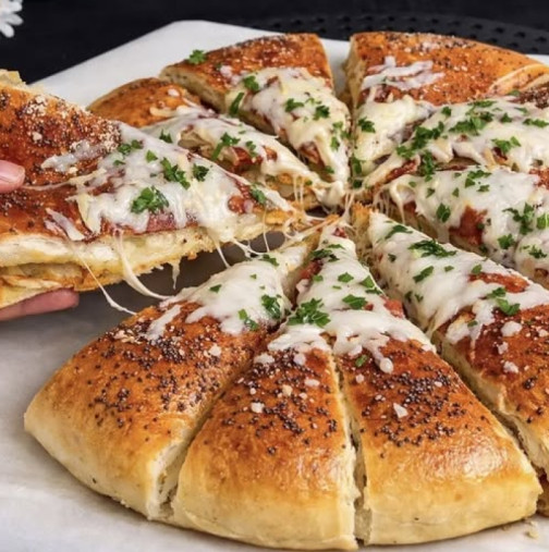 Затворена пица с меко тесто и богат пълнеж – докато я извадиш и вече е изчезнала от масата! Супер идея: