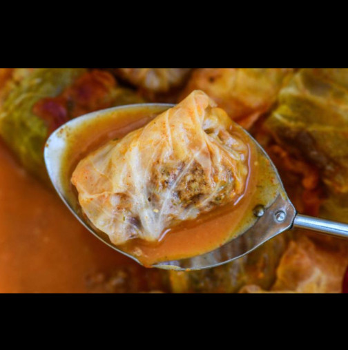 Тайната на перфектната плънка за сарми: Колко сол, ориз и лук се слага на 1 килограм месо