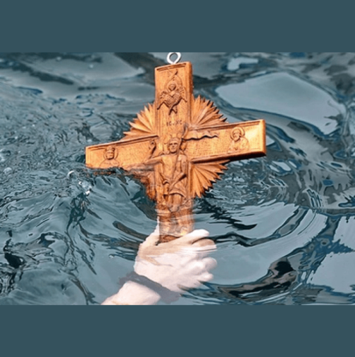 Свят ден е днес - Богоявление! Водата добива магична сила, а ето какво ни чака, ако хвърленият във водата кръст замръзне: