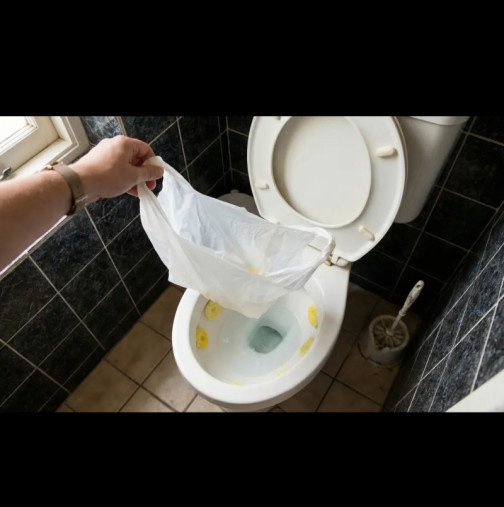 Този прост трик с торба за боклук отстранява запушването за секунди - тапата изхвърча и тоалетната е като нова!