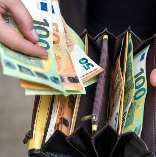 Огромни пари пристигат внезапно: 5 зодии ще решат финансови проблеми през 2026 г.