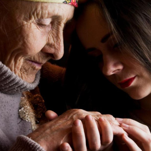 „Скарах се с майка ми, защото не искаше да си пие лекарството“: Изповед на жена, която осъзна защо е важно да прощаваш