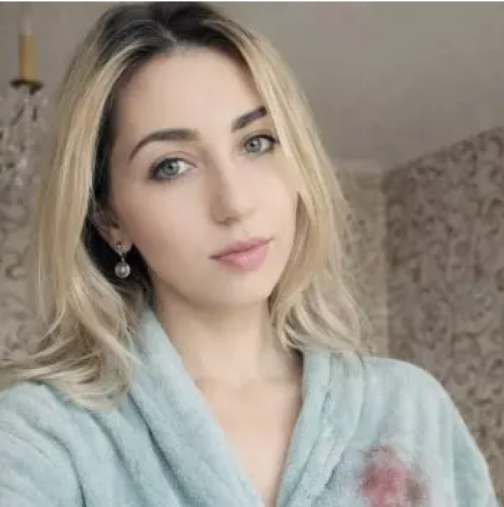 Съпругът ми каза, че не ми трябват нови дрехи, докато съм в отпуск по майчинство. Излязох да се срещна с колегите му с оцапан халат