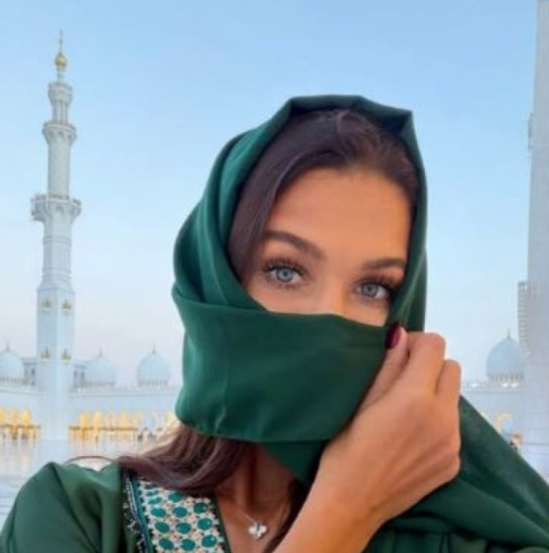 „Като богиня!“: Всички говорят за посещението ѝ в джамията - руската тенисистка омагьоса феновете в Абу Даби