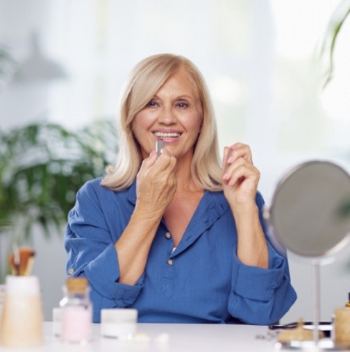 Грим за жени над 50: Трикове, които ще заличат годините от лицето ви, ще ви подмладят за нула време!