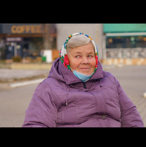 Въпреки 3-те си деца и 7-те си внуци, Вера посреща Коледа сама. След тази реплика на дъщеря ѝ, тя каза: "Нека Бог ви прости, аз не мога!"