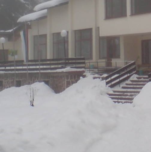 Намериха три трупа на мъже в хижа в Петрохан