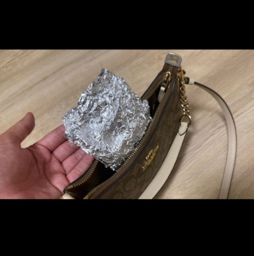 Защо жените носят алуминиево фолио в чантите си през зимата? Единственият начин да сте красиви под шапката: