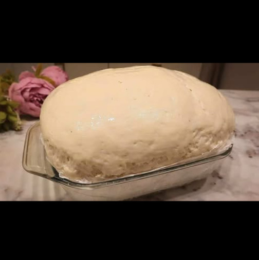 Универсална рецепта за ЖИВО ТЕСТО: От него пека най-пухкавите кифлички, милинки и питки!