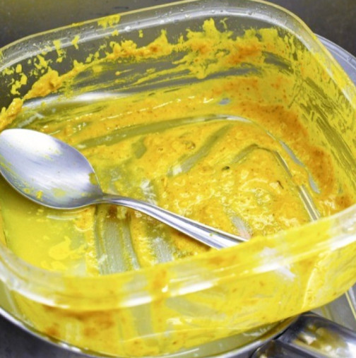 Забравете за търкането на пластмасови чинии: Номерът с хартията премахва мазнините за 30 секунди!