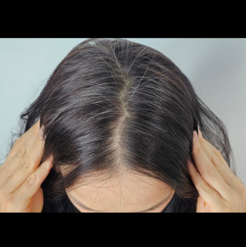 Гениален трик за прикриване на сива коса, който отнема 10 години от възрастта ви: Прави се за секунди и работи 100%