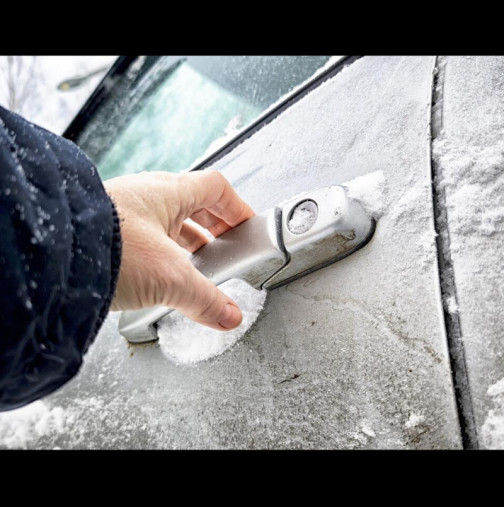 Вратата на колата пак е замръзнала? Ето как да я отворите бързо и лесно: