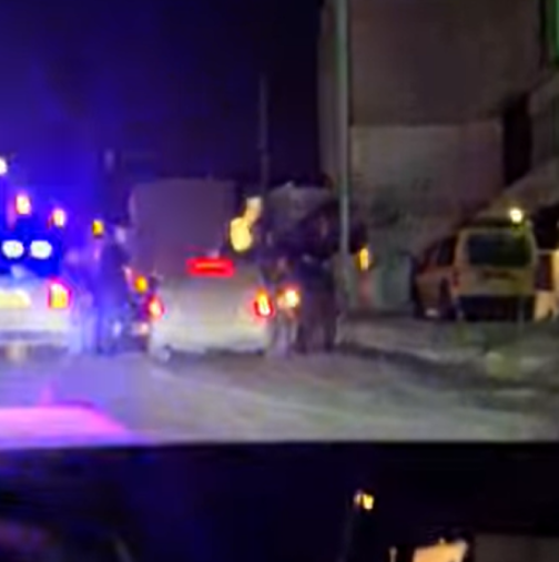 Полицаи извлякоха шофьор от колата му и го простряха на улицата-Видео