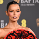 Очите ни заболяха, като видяхме тази рокля-Една от най-обсъжданите на червения килим на БАФТА Film Awards