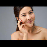 Тайният трик на корейките отлага сивите коси до пенсиониране: Забъркват 2 домашни бои още щом видят първите бели косъмчета