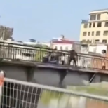 Баща хвърли детето си от мост, майката се хвърли също да го спасява-Видео