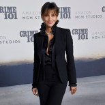 Хали Бери се появи на червения килим, за да покаже годежния пръстен за 200 000 долара -Диамантът наистина си го бива-Снимка