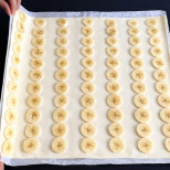 Нарязвам 2 банана, нареждам върху бутер тесто и пека така през ден! По-бързо от сладкишите без печене: