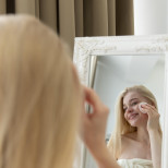 Това натурално масло топи бръчките като сняг, изсветлява кожата и възстановява порцелановия ѝ блясък