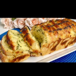 Чеснов хляб, който се разпада на пластове: мек отвътре, с хрупкава билкова коричка! Само ароматът му те кара да огладнееш