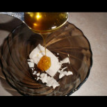 Залейте кубче мая с малко мед и косата ви ще порасне отново, каквато е била преди 20 години! Сгъстява и съживява косъма: