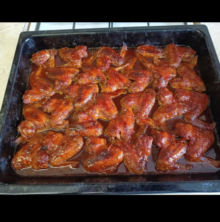 Пилешки крилца, печени в мед! Няма по-вкусно нещо, а рецептата е елементарна: