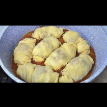 Вместо в зелев и лозов лист увивам сармичките в тесто - всички ги обожават! Сочни, вкусни и лесни: