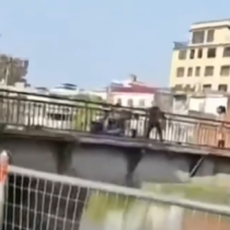 Баща хвърли детето си от мост, майката се хвърли също да го спасява-Видео