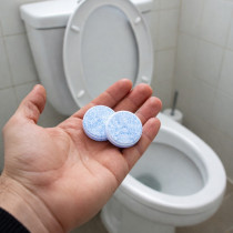 Хвърлям 2 таблетки в тоалетната и става като нова! Без котлен камък и грозна жълтилка: