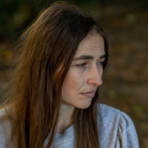 Когато отворила раницата на дъщеря си, Жаклин се разплакала като видяла какво й слага доведената майка