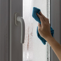 Прозорците ви „плачат“ ли и мухъл дебне ли зад ъгъла, но евтин трик може да ги спаси още тази вечер