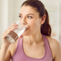 Много жени пият топла вода сутрин: Наистина ли е здравословно да го правят на гладно