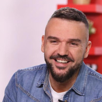 Красивата жена на Графа празнува рожден ден-Свещичките на тортата показват много повече отколкото изглежда-Снимка