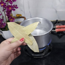 Сварете 3 дафинови листа във вода с канела. Спасител за ставите, прочиства дебелото черво и изхвърля мазнините!