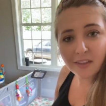 Тя изхвърли всички играчки на бебето и му даде това да си играе: Някои се кръстят, други казват, че е гениална!