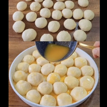 Сирнена погача на милинки - пълня топчета от тестото и заливам с разтопено масло! Става чудна душичка: