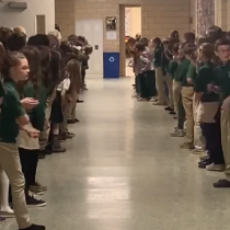 Всички ученици се наредиха, за да посрещнат детето, което пребори левкемията и се завърна при приятелите си