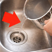 Забравете оцета и содата бикарбонат: Необичаен, но изключително ефективен начин за отпушване на МИВКА!