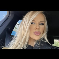 Натали Трифонова най-сетне се престраши да снима лицето на малкия Арън - ето ги двамата на разходка: