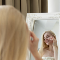 Това натурално масло топи бръчките като сняг, изсветлява кожата и възстановява порцелановия ѝ блясък