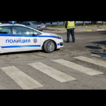 Камион помете пешеходец на спирка в София - влачи го метри, а после... (СНИМКА)