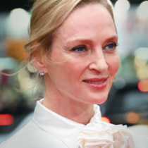 Ума Търман с най-красивото зимно палто: Цветът е абсолютен хит, а кройката е класика