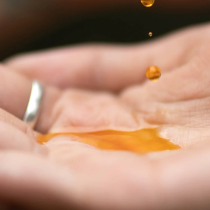 Това натурално масло топи бръчките като сняг, изсветлява кожата -Идеално за жени над четиридесет години