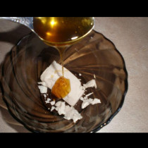 Залейте кубче мая с малко мед и косата ви ще порасне отново, каквато е била преди 20 години! Сгъстява и съживява косъма: